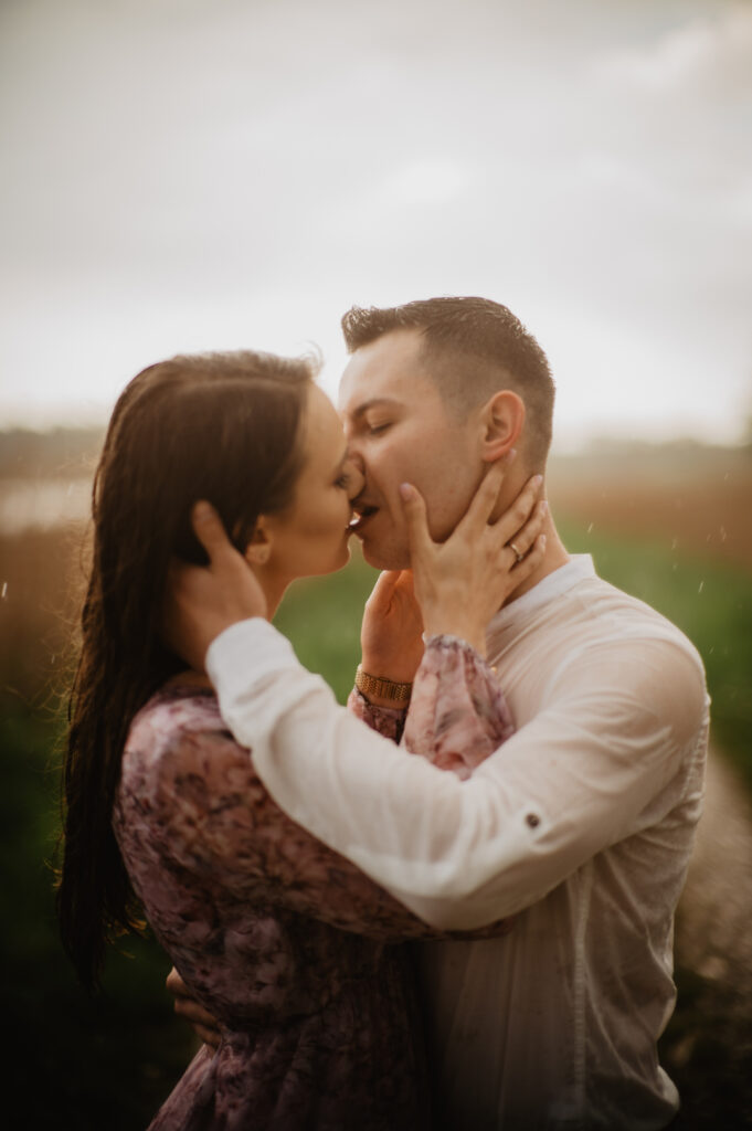 Sesja ślubna w deszczu na łące