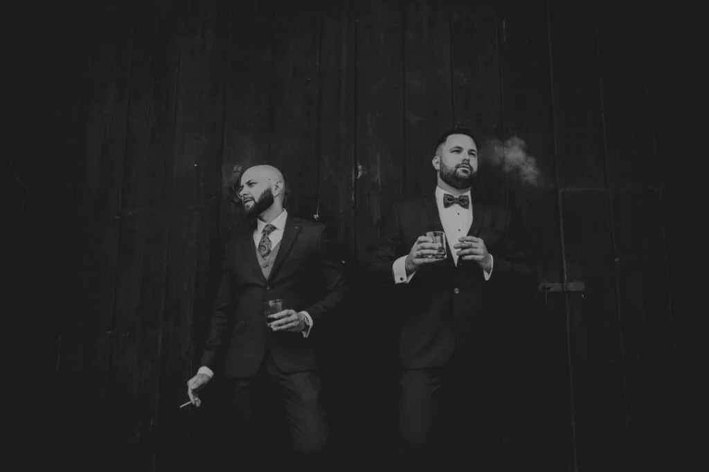 Pan Młody ze świadkiem w trakcie przygotowań - cygaro i whisky