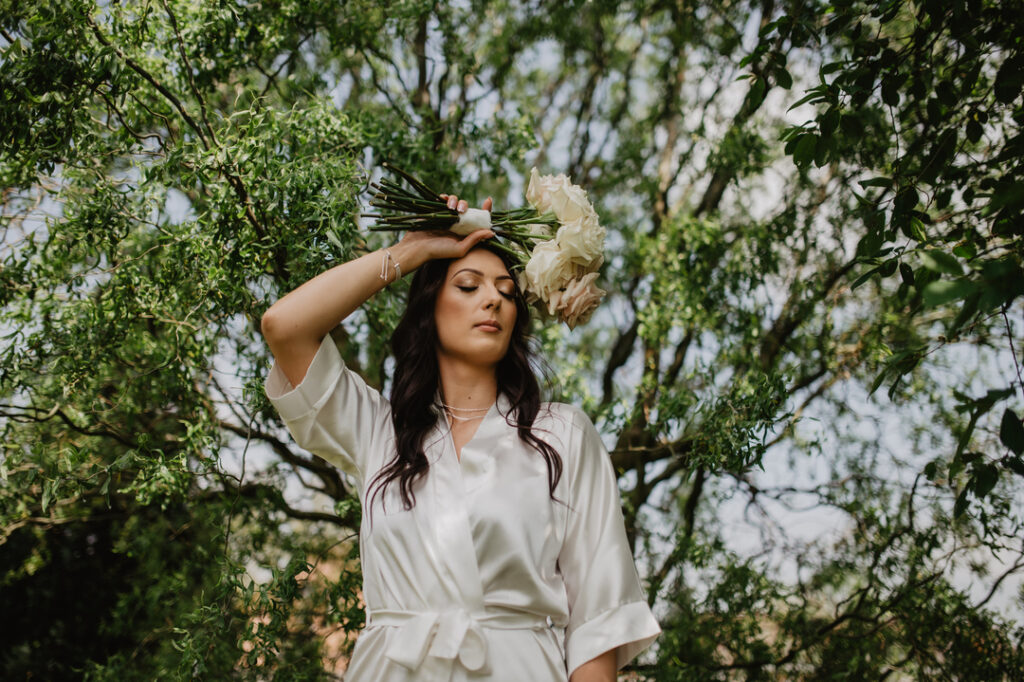 Panna Młoda w szlafroku - trzymająca bukiet ślubny