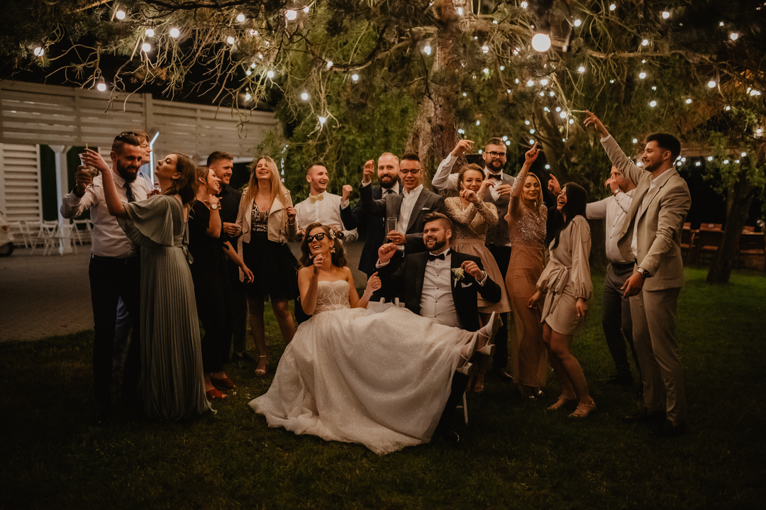 Zdjęcie gości weselnych - okulary na ślub - stylowe zdjęcie ślubne - dobry fotograf ślubny