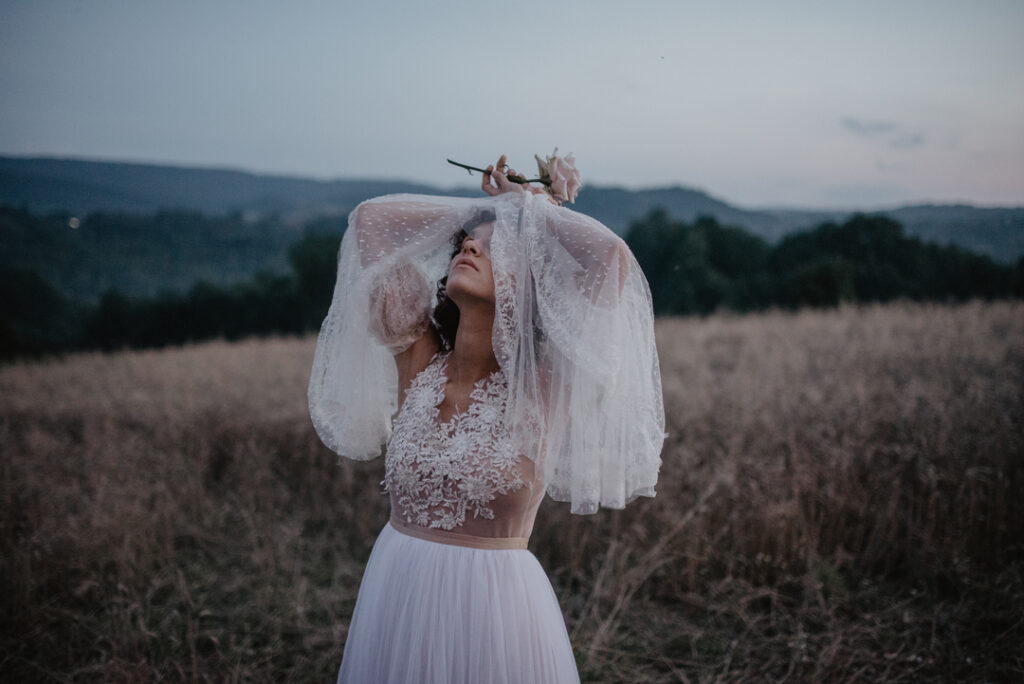 Panna Młoda w sukni ślubnej w klimacie boho - fotograf ślubny boho