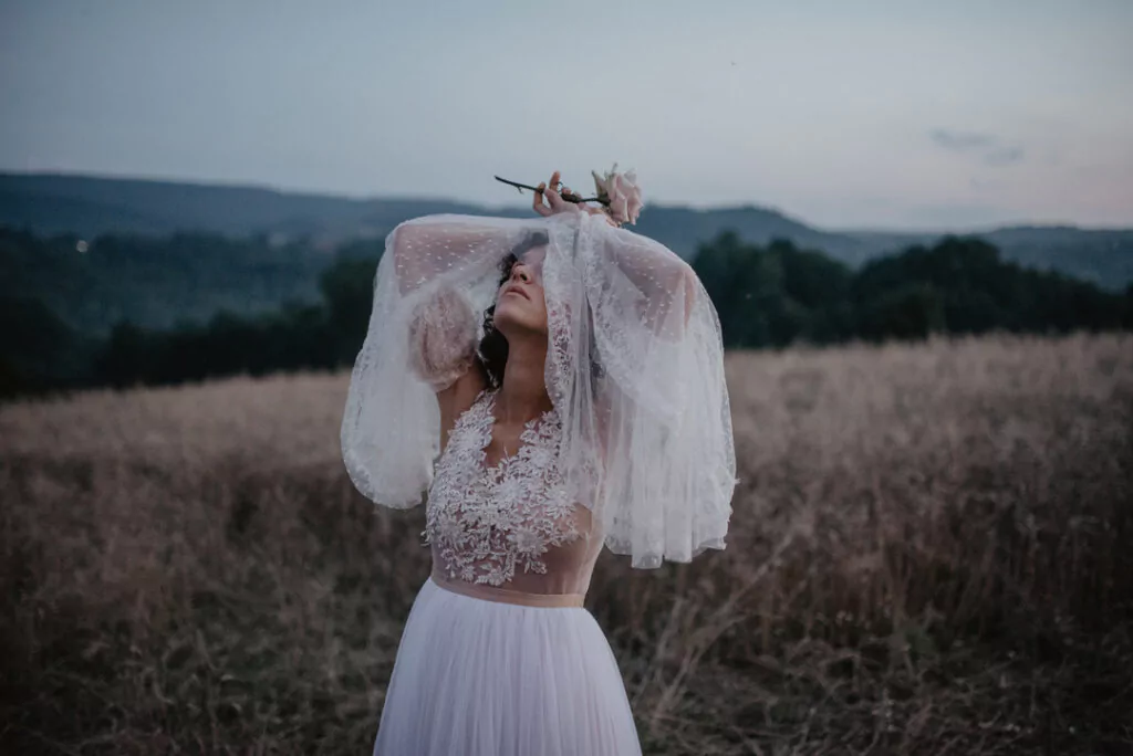 Panna Młoda w sukni ślubnej w klimacie boho - fotograf ślubny boho