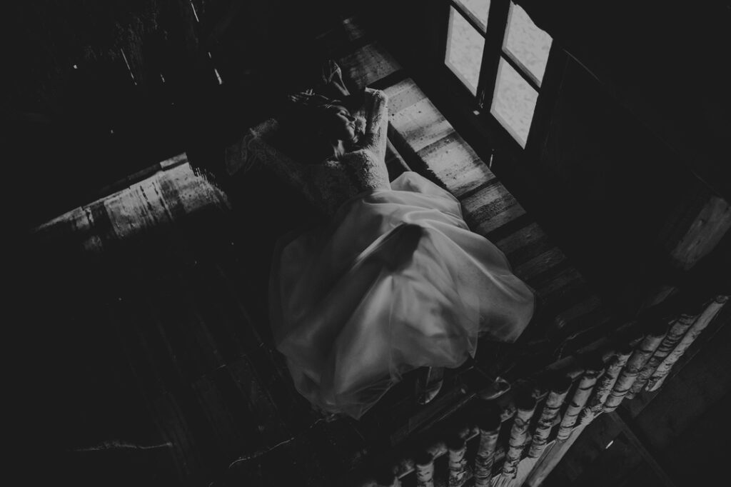 Stylowa Panna Młoda leżąca przy oknie - przygotowania ślubne