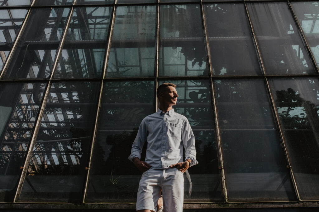 Pan Młody na tle szklarni - fotograf ślubny Kraków