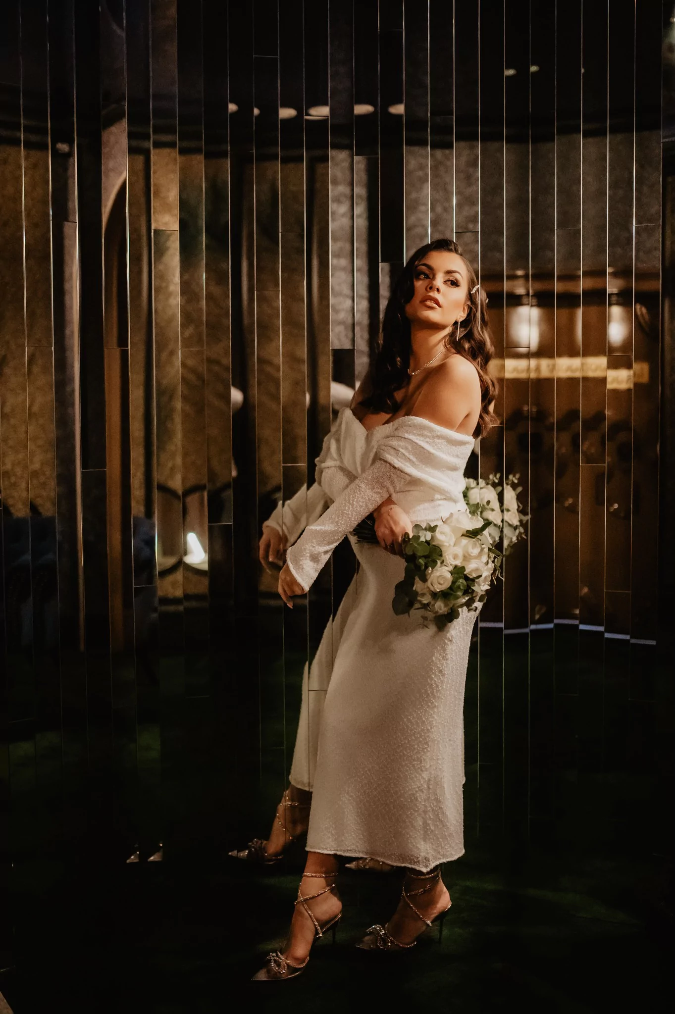 Sesja ślubna w deszczu na łące