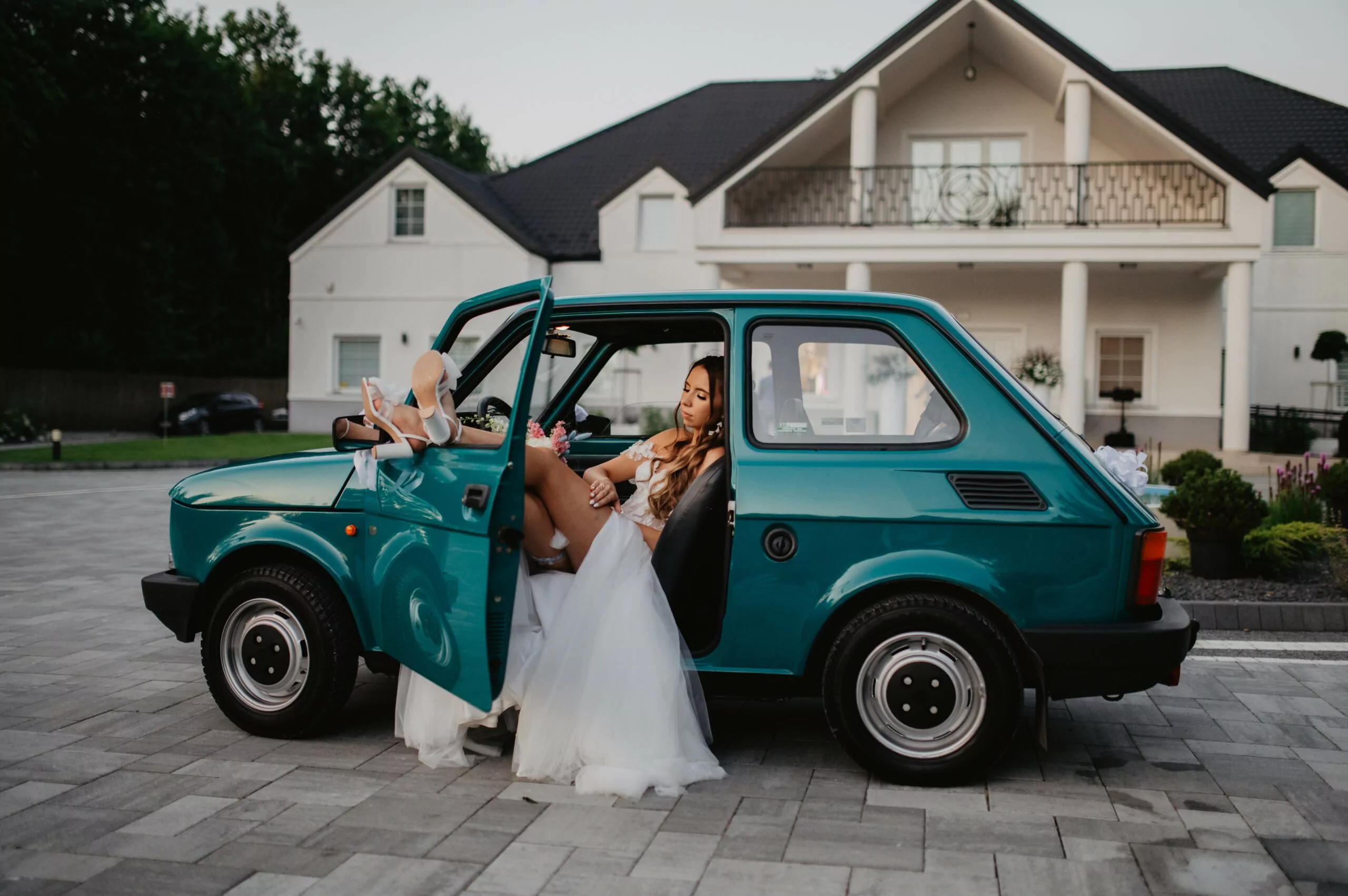 Pani młoda w Dom Weselny szarwark sesja ślubna