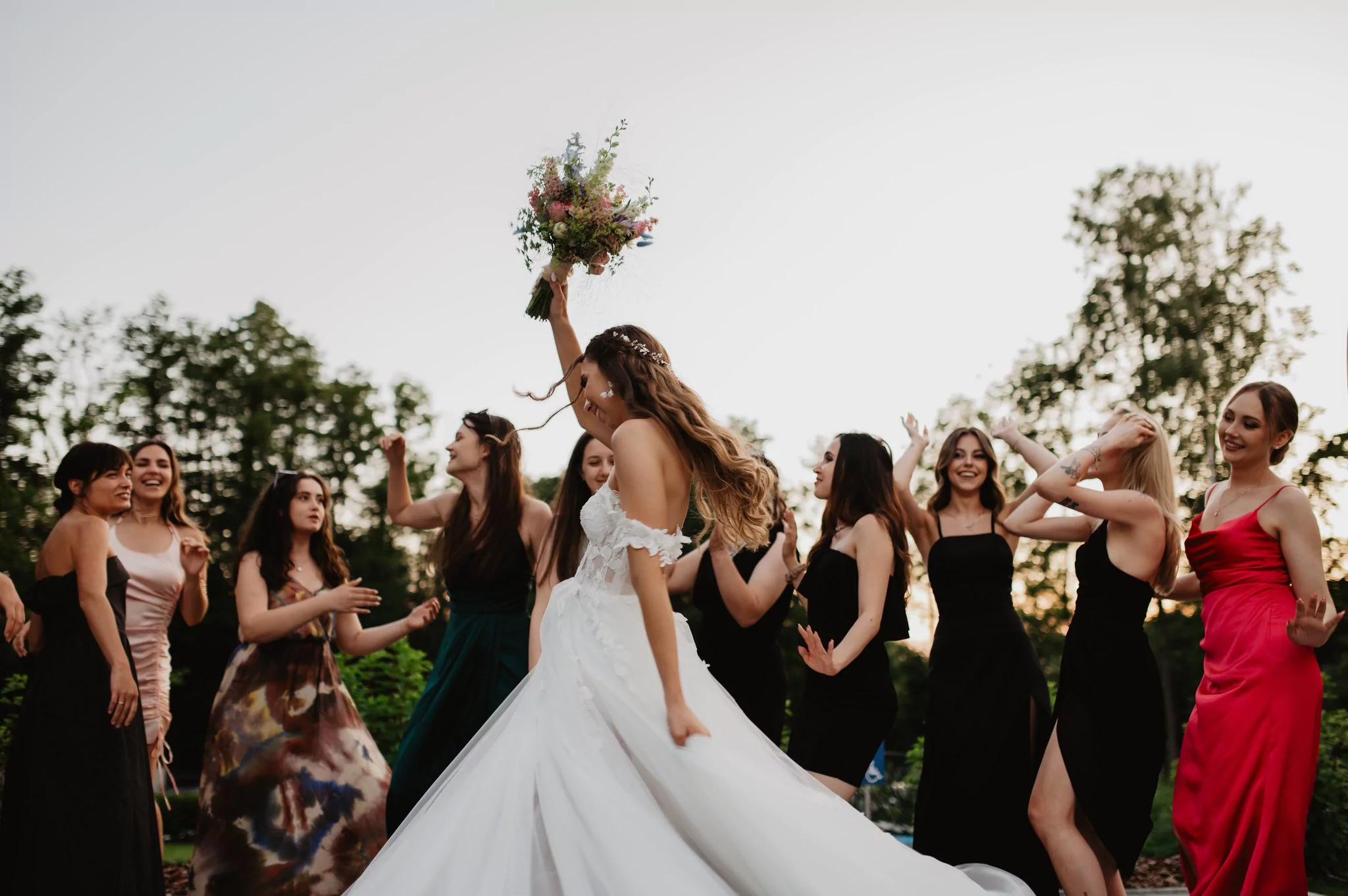 Pani młoda z przyjaciółkami podczas wesela w Domu Weselnym Szarwark