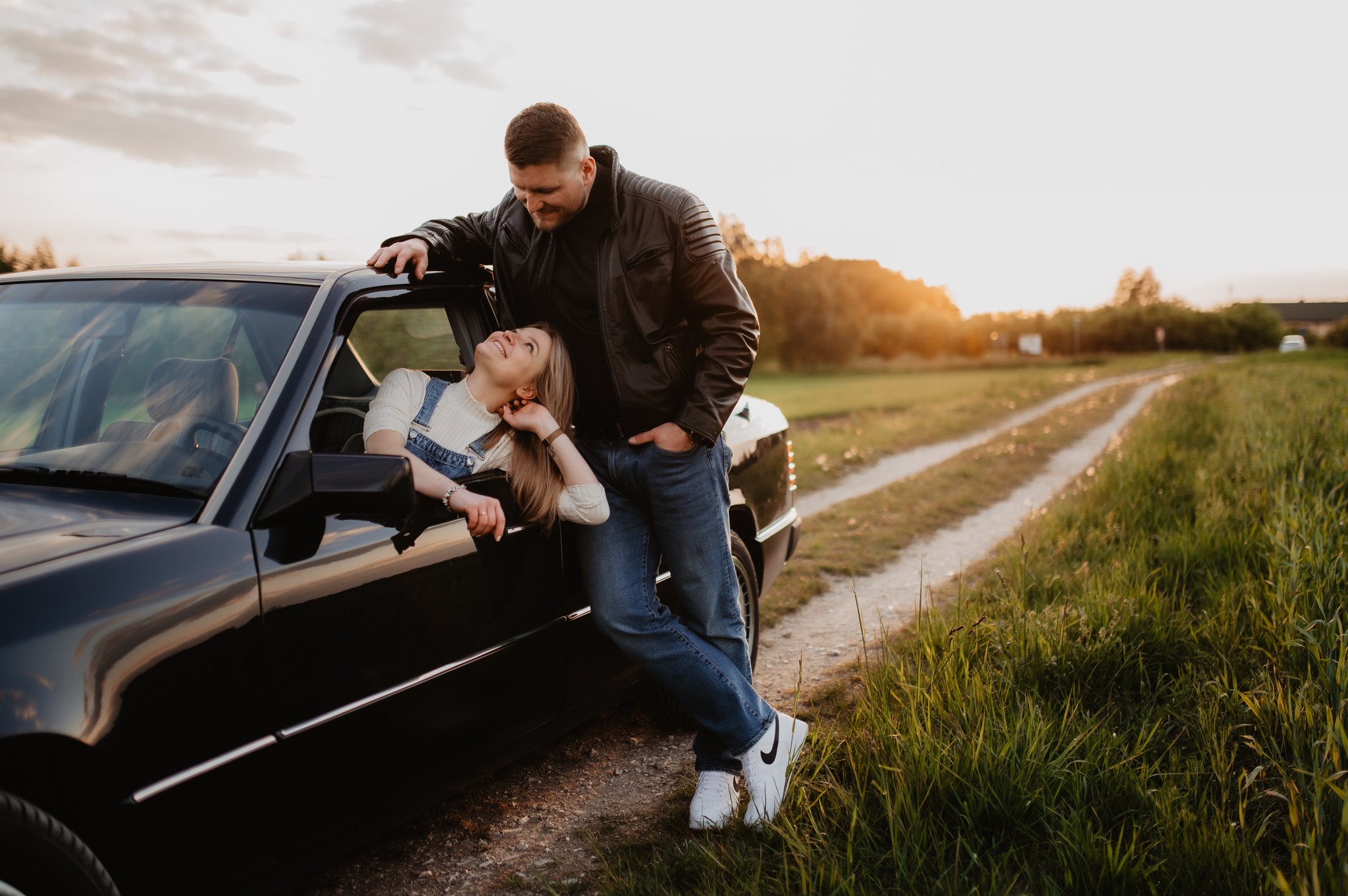 sesja-narzeczeńska-zachód-słońca-samochód-filmowiec-busko-zdrój