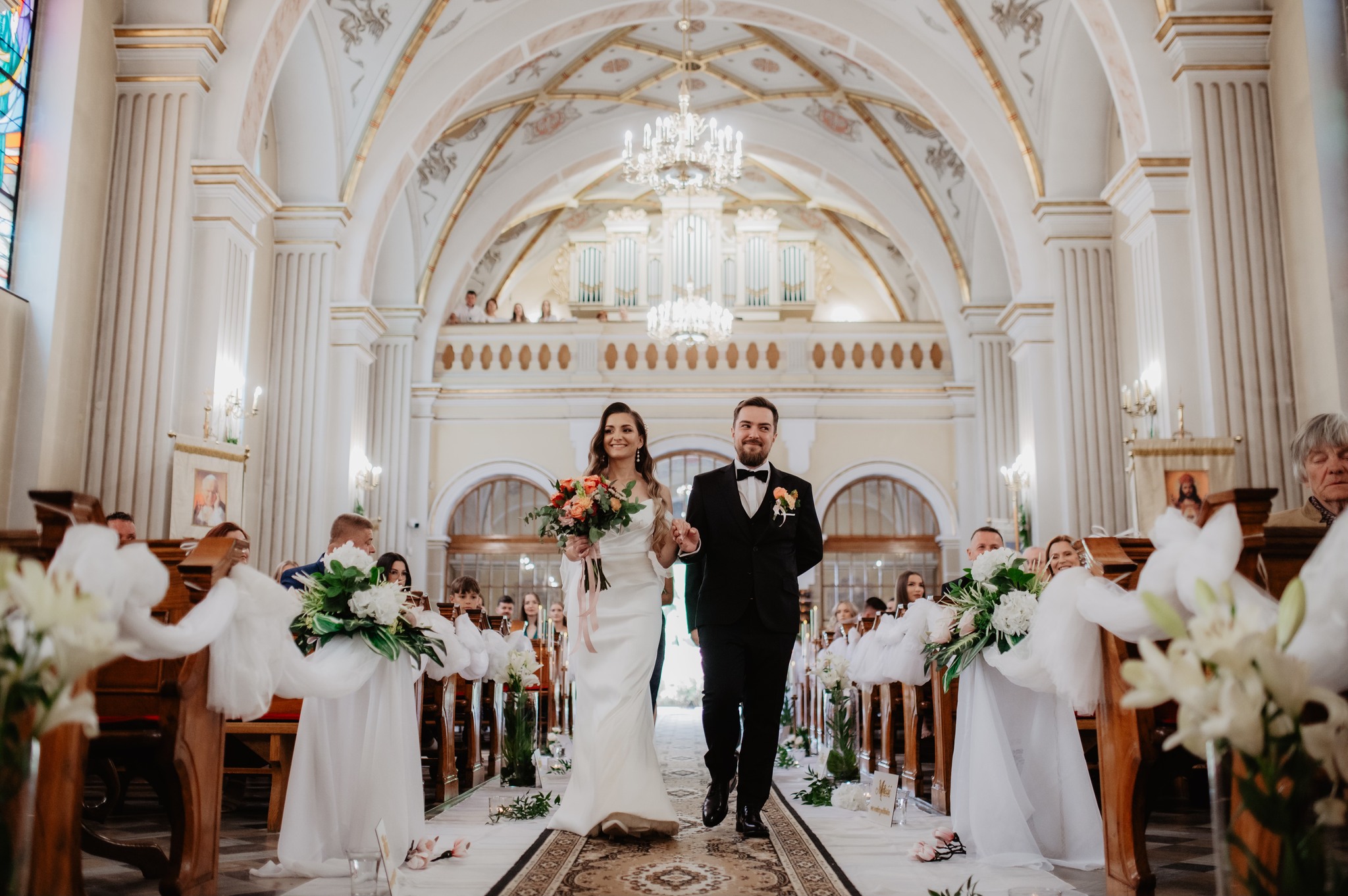 para-młoda-wejscie-kościól-ślub-fotograf-slubny